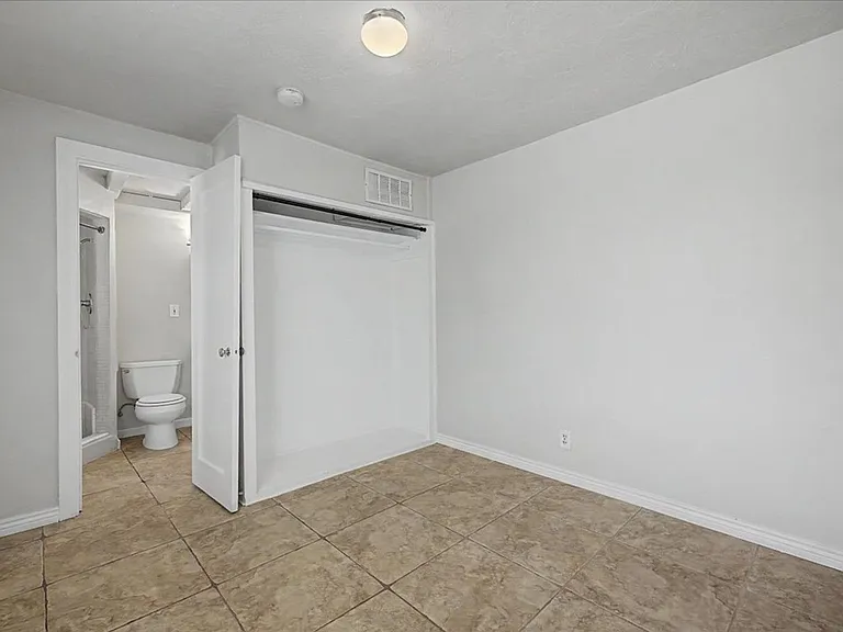 2120 E Silver St #B — Photo 17
