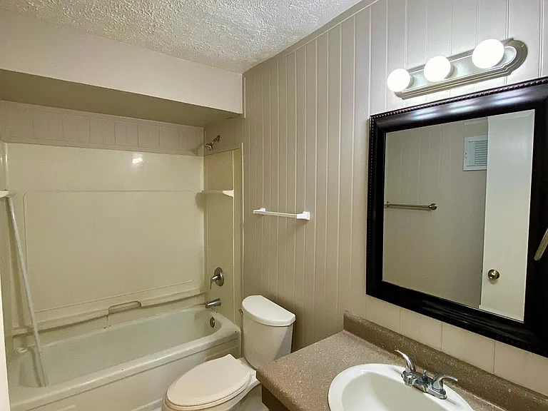 652 S Shore Ct — Photo 7