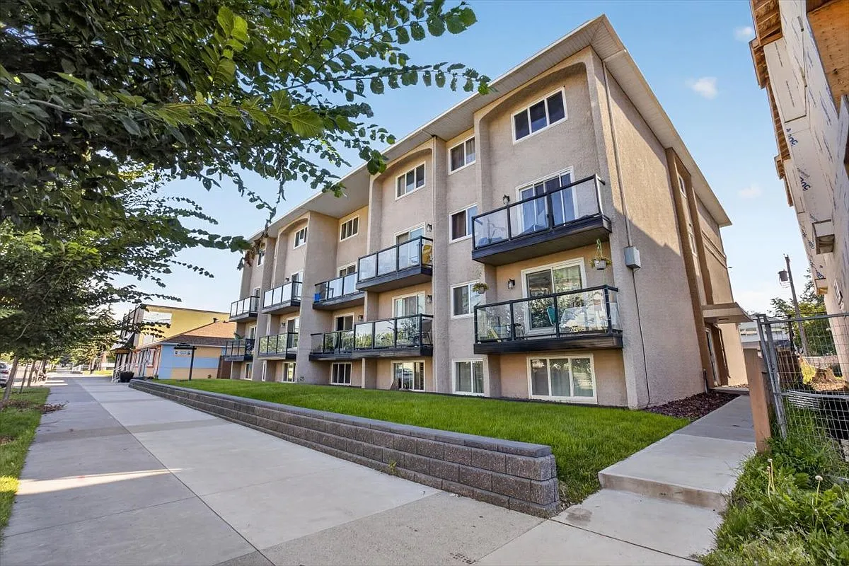 2 Bed 1 Bath Multi Level Unit Inglewood Edmonton — Photo 3