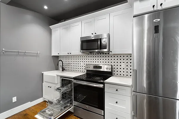 Rented by Safdie Realty Group | media 10