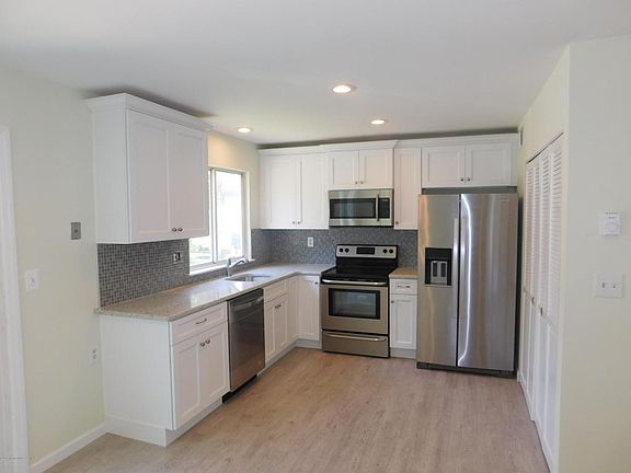 4th image of 678B Buckingham Dr