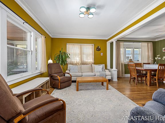 5th image of 741 Crescent St NE