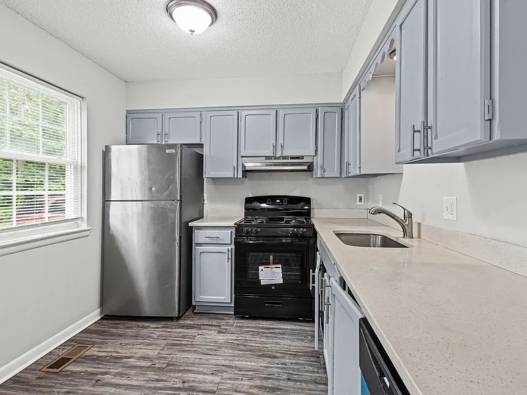 Redwood Village Townhomes — Photo 32