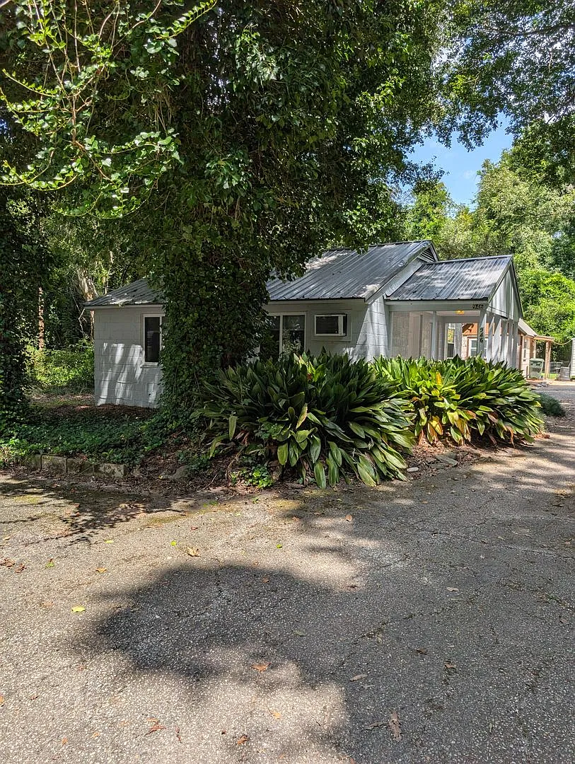 946 N. College St. — Photo 2