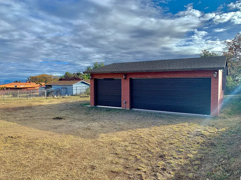 925 N Evergreen Dr — Photo 3