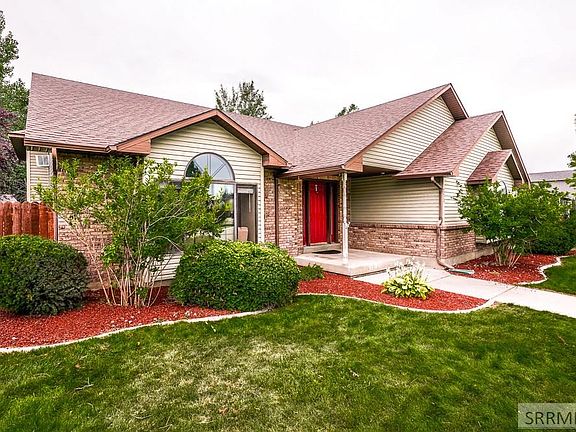3rd image of 213 Colonial Way