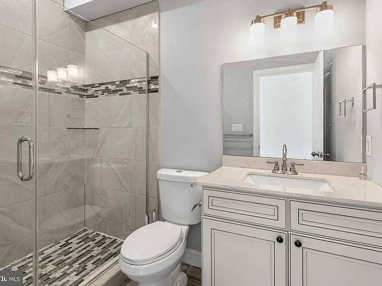 724 E Thompson St — Photo 27