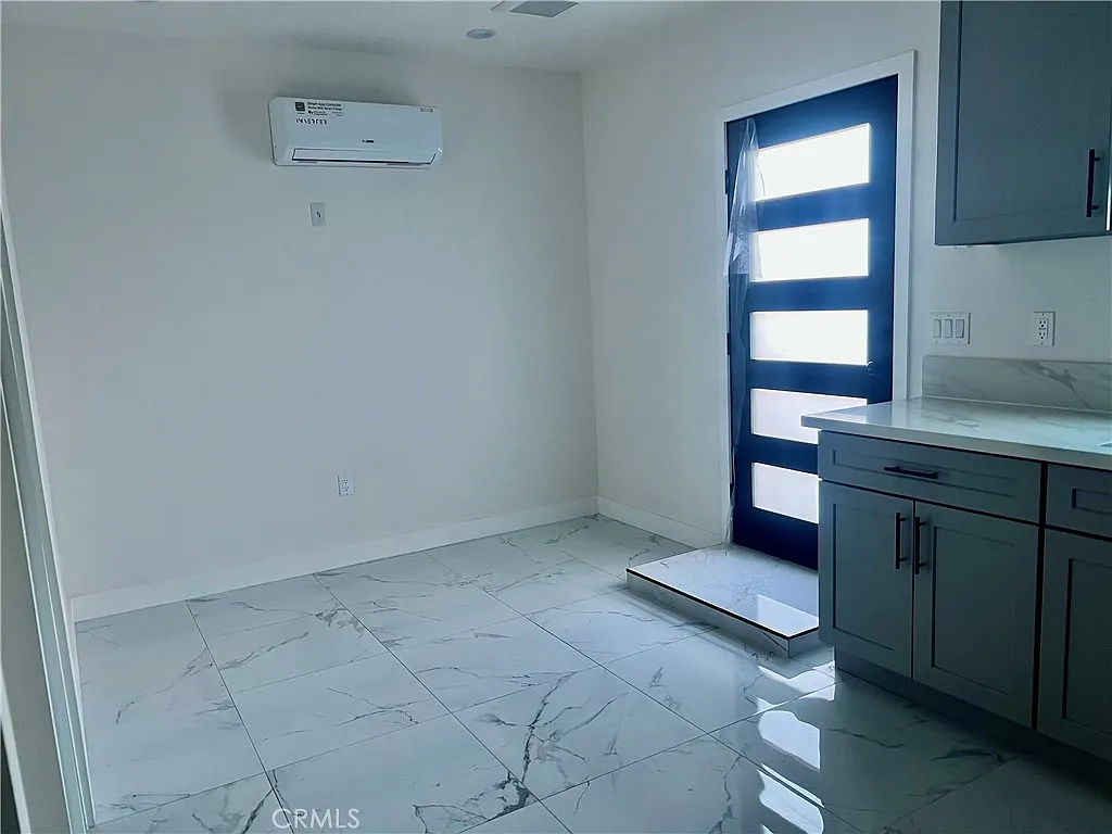 1 bed, 380 sqft, $2,300 — Photo 3