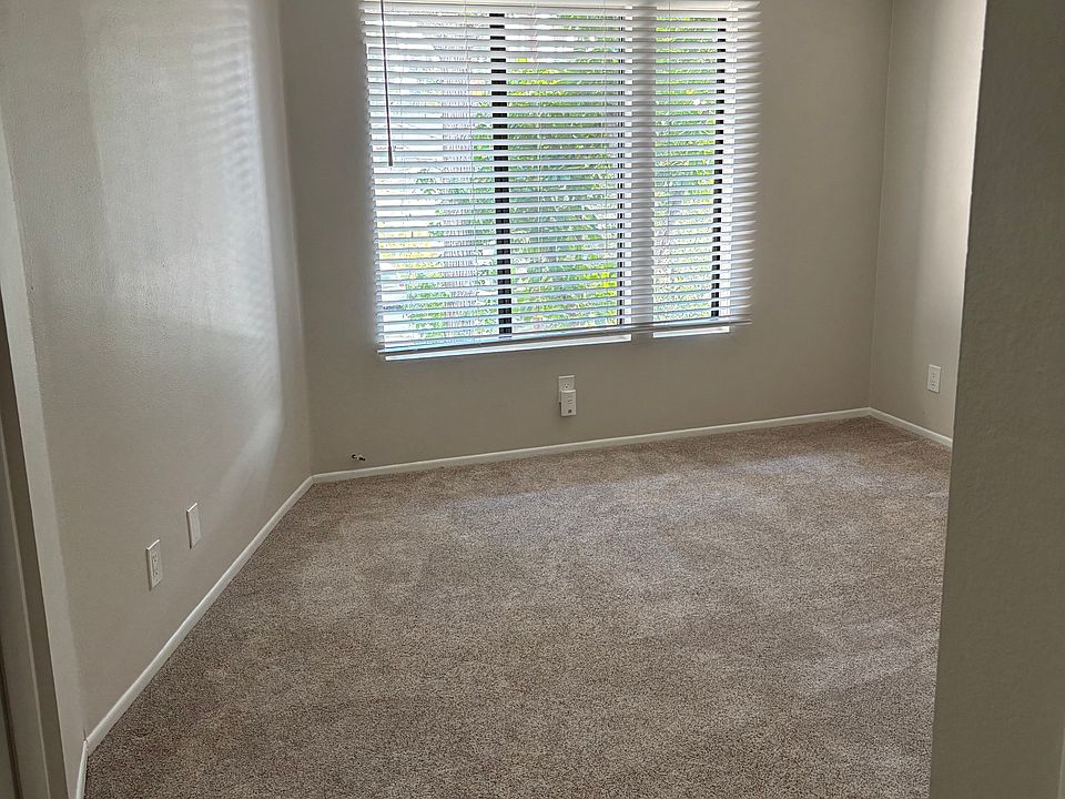 Private room with new carpet, ceiling fan