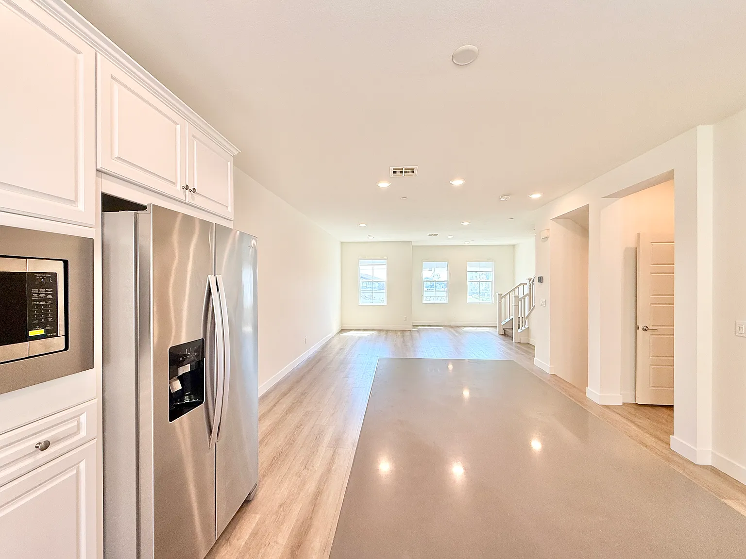 3 bed, 2.5 bath, 1817 sqft, $5,200 — Photo 4