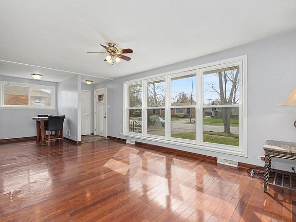 4th image of 355 Iris Ln