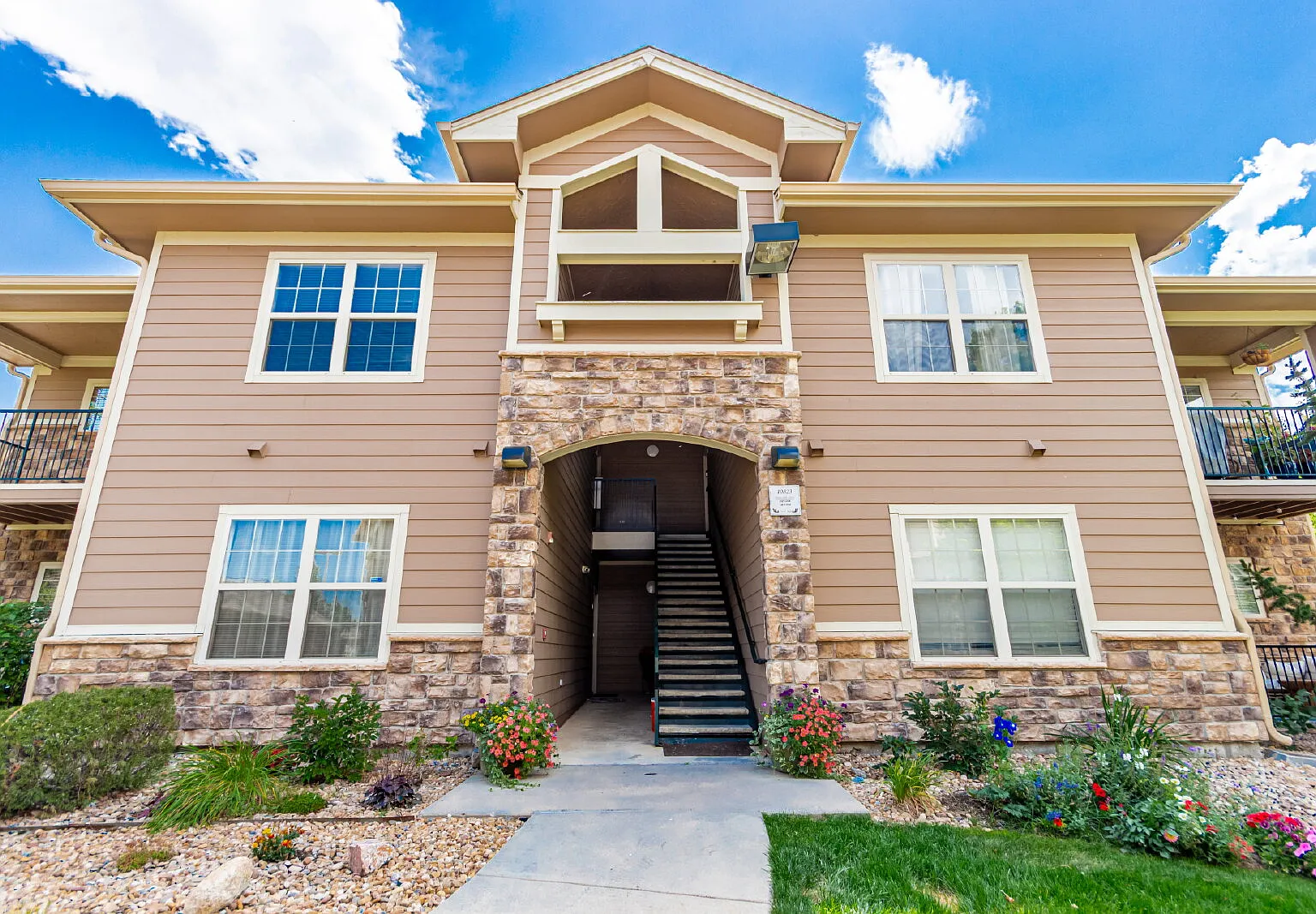 2 bed, 2.0 bath, 1160 sqft, $1,890 — Photo 1