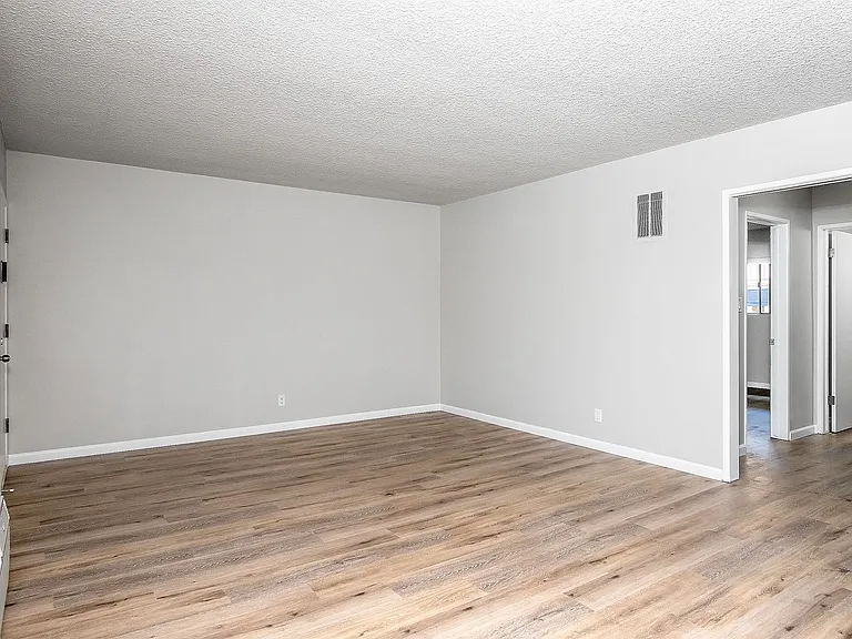 311 N Kenwood St — Photo 5