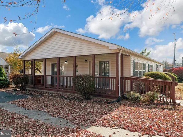 1 Adams Dr, Royersford, PA 19468