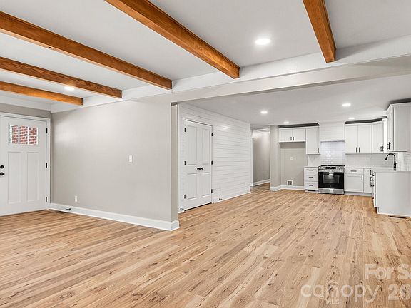 3rd image of 1103 W Elm St