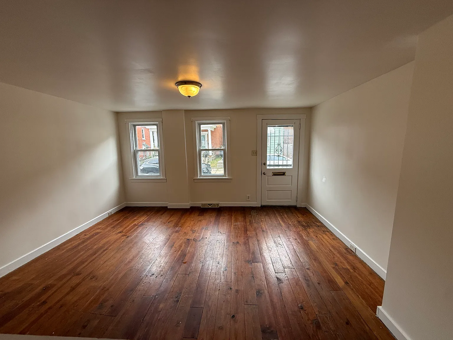 448 W Vine St — Photo 2