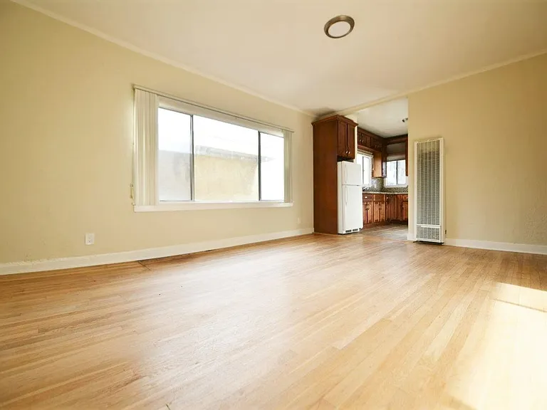 479 Merritt Ave — Photo 9
