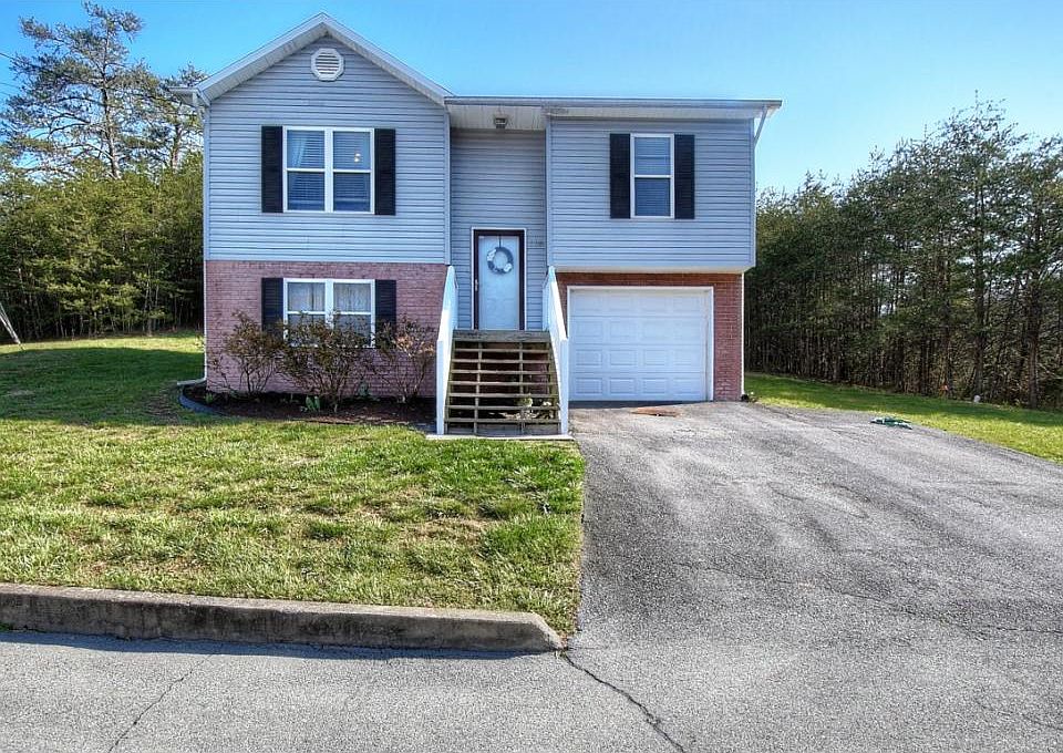 1st image of 305 Copper Hill Ln