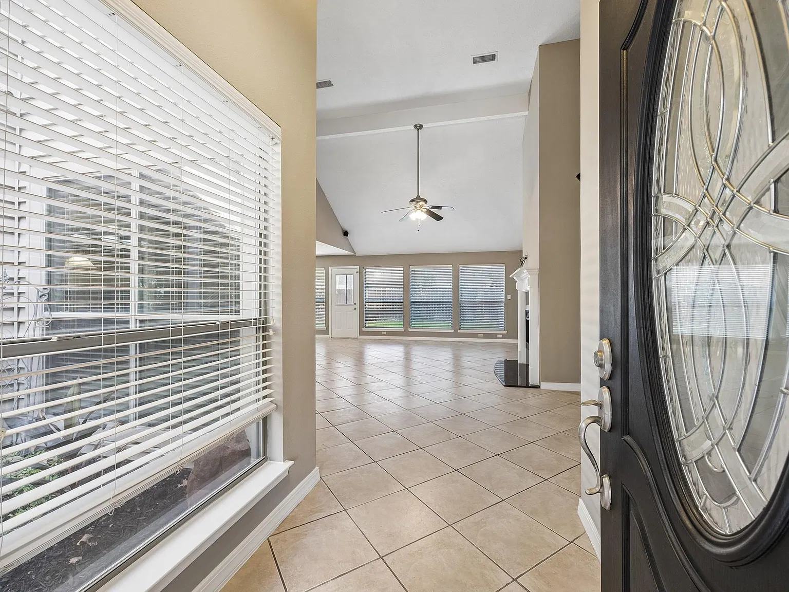 4 bed, 2.0 bath, 2069 sqft, $2,300 — Photo 3