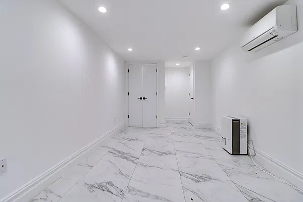 Rented by New York Realty Minimax Inc | media 10