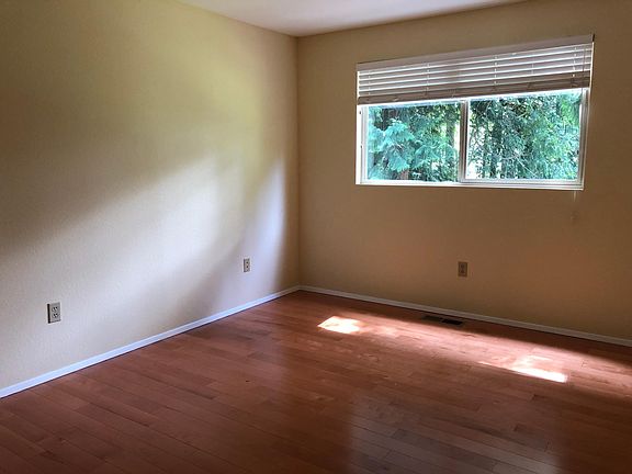 5th image of 10909 NE 45th St