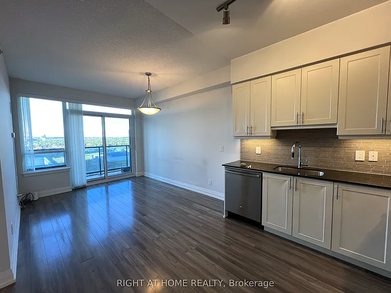 7165 Yonge St #705 — Photo 4