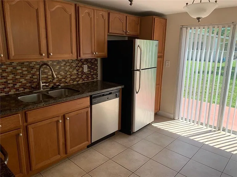 206 SW 1st St #J-4 — Photo 4