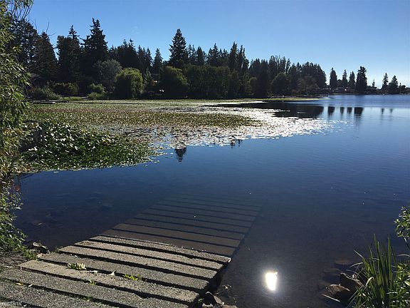 1 min walk to boat launch-no power boats allowed. Peaceful