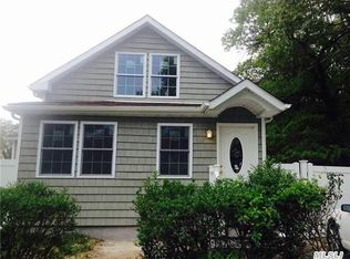 21 Joseph St, Bay Shore, NY 11706