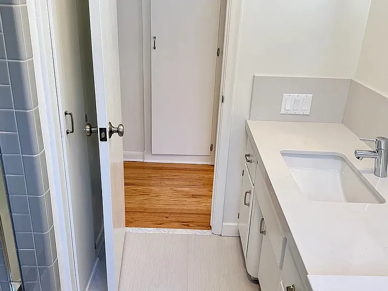8222 De Longpre Ave #6 — Photo 11