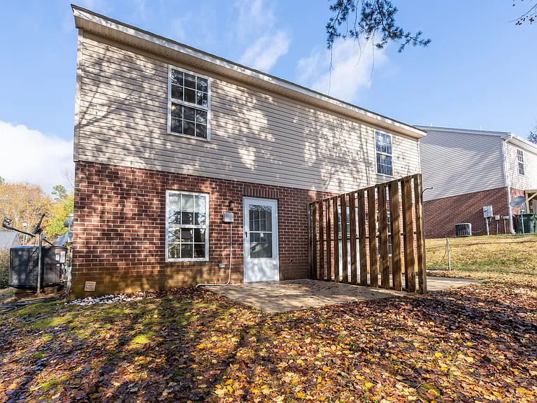 225 Springfield Cir #B — Photo 8