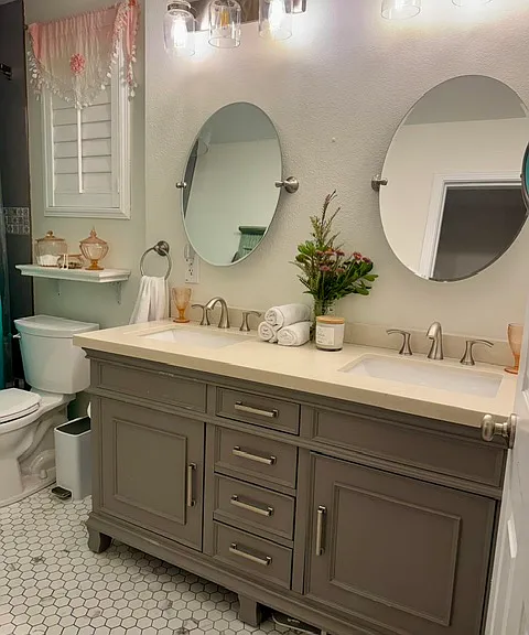 Upstairs full bath