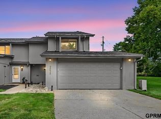 9023 David Cir, Omaha, NE 68138