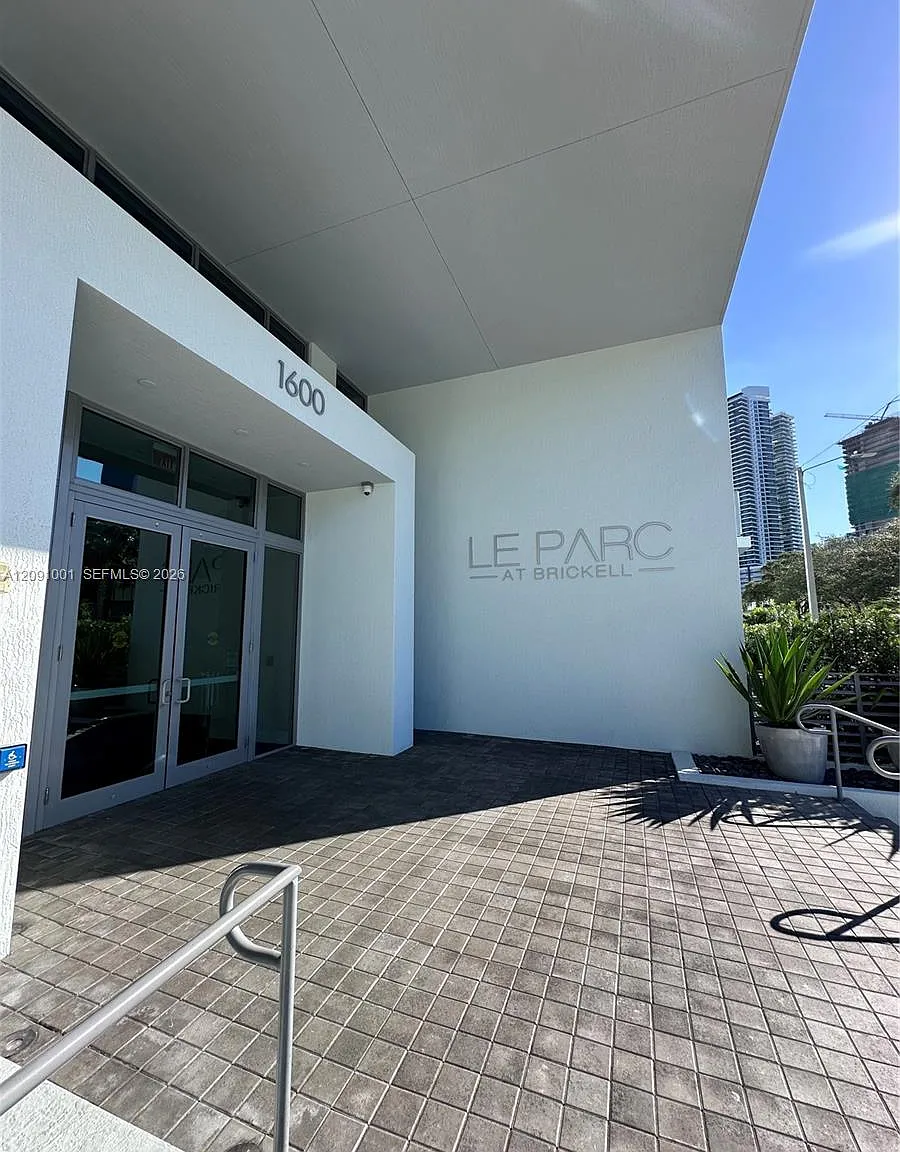 Le Parc At Brickell Condo — Photo 1