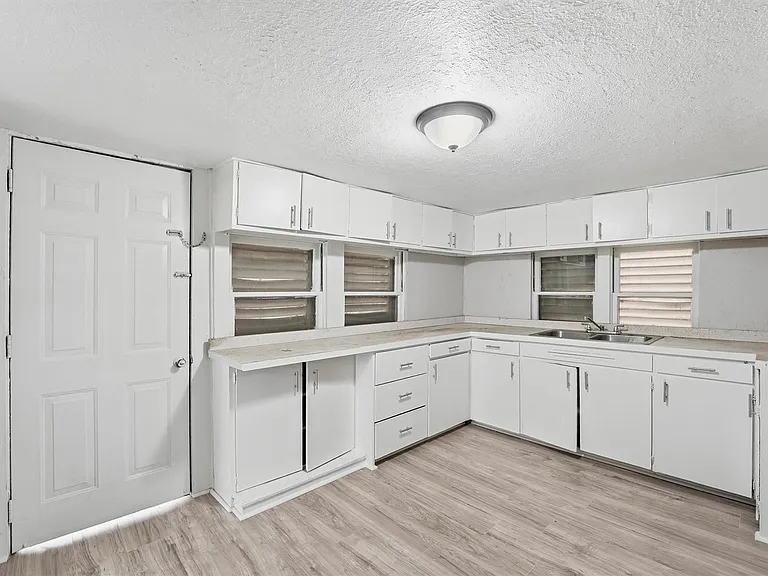 811 W Broad St — Photo 19