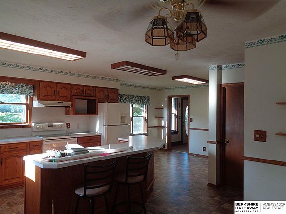 5th image of 608 E 5th St