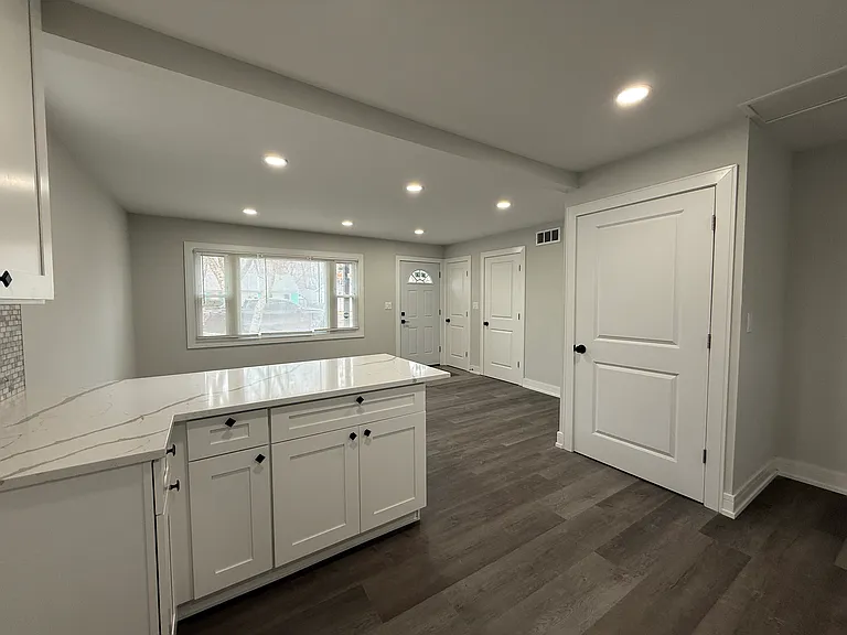 16752 Artesian Ave — Photo 2