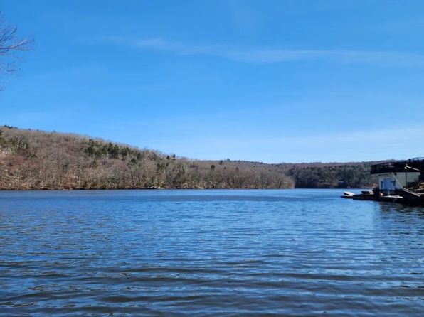 69 Engleside Ter, Sandy Hook, CT 06482