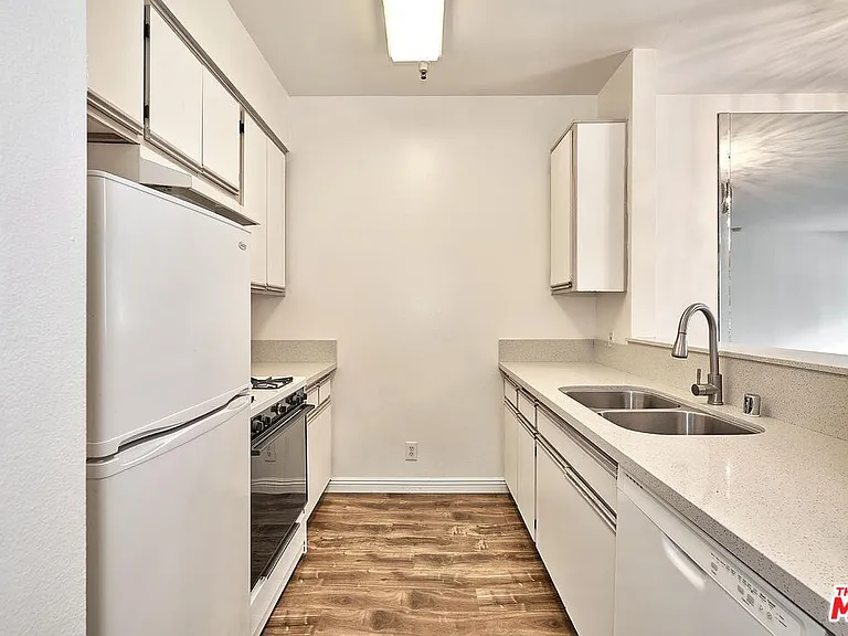 500 S Berendo St #101 — Photo 8