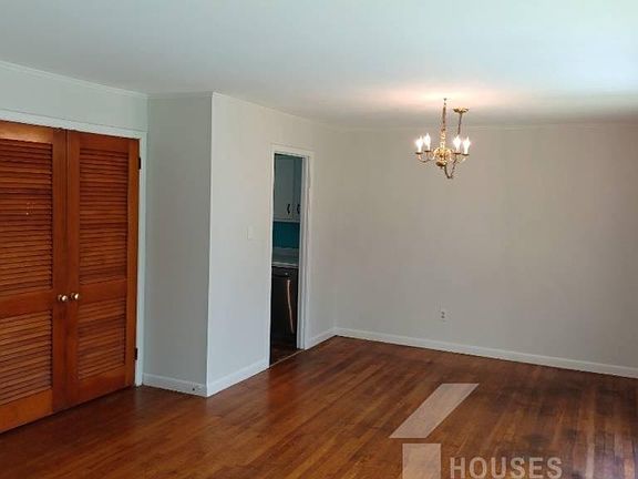 3rd image of 136 Forest Hills Dr