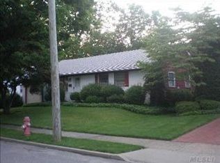 8 Harbor Ln, Glen Head, NY 11545