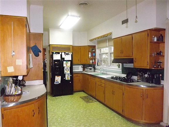 4th image of 228 Bellevue St