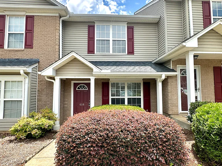 616 Graythorn Ln — Photo 1