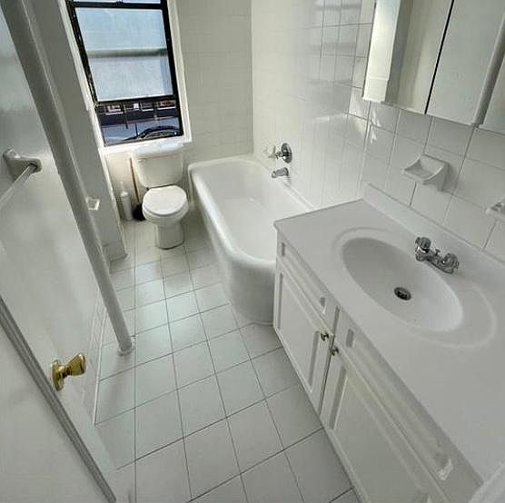 2nd image of 1450 Benson St #5D