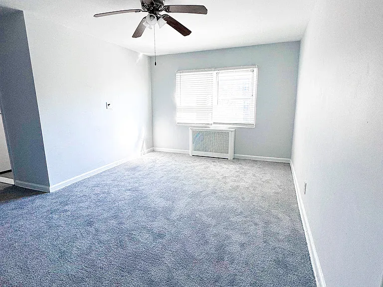 Lexington Garden Apartment — Photo 24