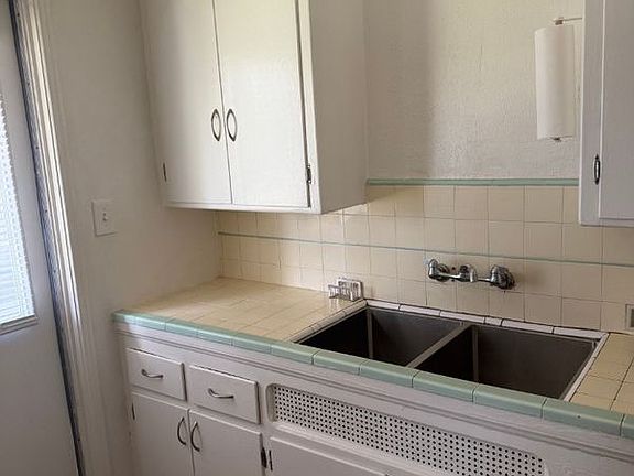4th image of 3475 Carmona Ave