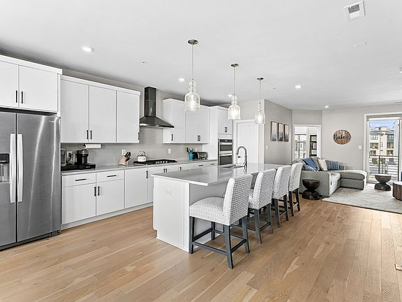 4th image of 43548 Centergate Dr