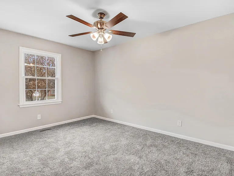 303 Wanda Dr — Photo 16