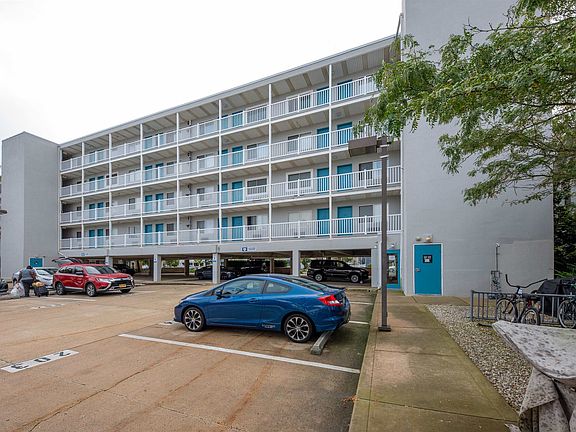 2nd image of 938 Wesley Ave #302