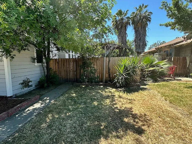 323 W Myrtle St — Photo 31